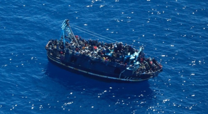 Akdeniz'de 400 göçmen kurtarılmayı bekliyor