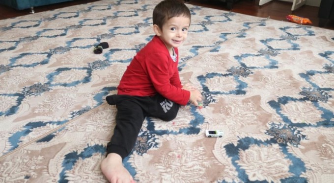 El ve ayakları normalinden 4 kat daha büyük