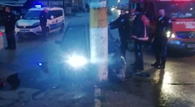 Bursa'da otomobil beton direğe çarptı! Sürücü ölümden döndü
