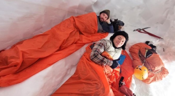 Uludağ'da nisan ortasında kar mağarası yapıp, gece konakladılar