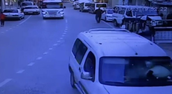 Bursa'da facia teğet geçti! Dalgın sürücü markete böyle daldı