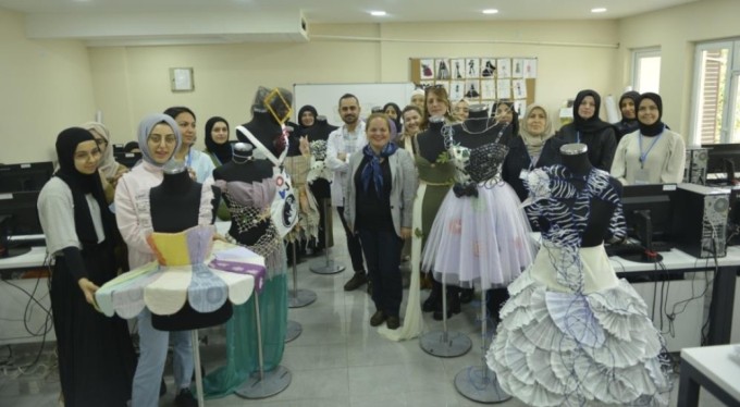 Bursa'da gazete kağıtları ve atık plastikten kıyafet yapıyorlar