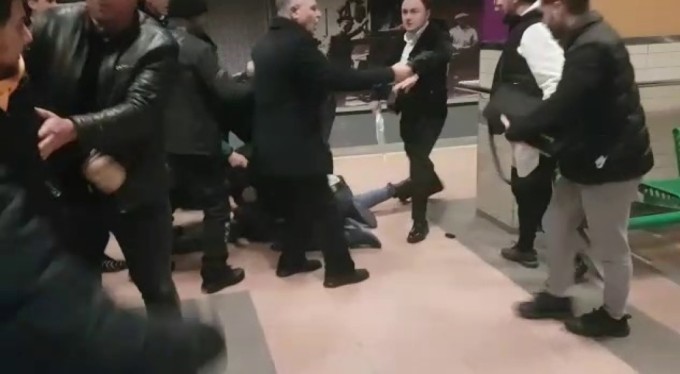 Bursaray istasyonundaki kavgada yumruklar konuştu