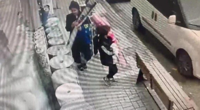 Bursa'da halı hırsızları kamerada! Ailece geldiler, halılara çalıp kaçtılar