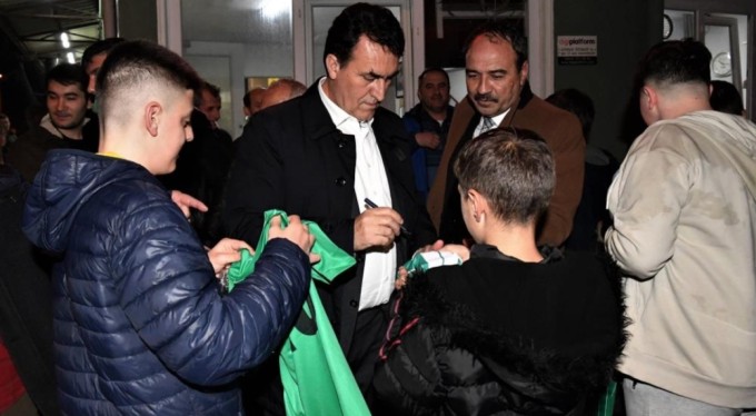 Başkan Mustafa Dündar'a çocuklardan yoğun ilgi