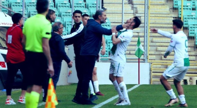 Bursasporlu futbolcu Hasan Ayaroğlu o anları anlattı: "Bana küfür edip boğazımı sıktı"