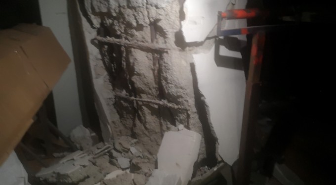 Kolonları çatlayan bina incelendi, sabah saatlerinde kontrollü olarak yıkılacak