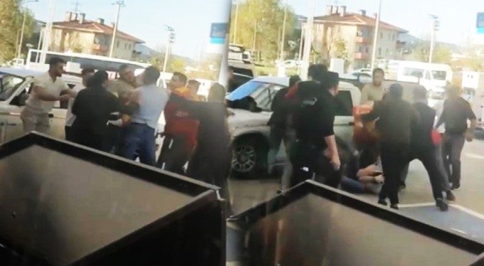 Bursa'da yumruk yumruğa kavga! Ortalık savaş alanına döndü