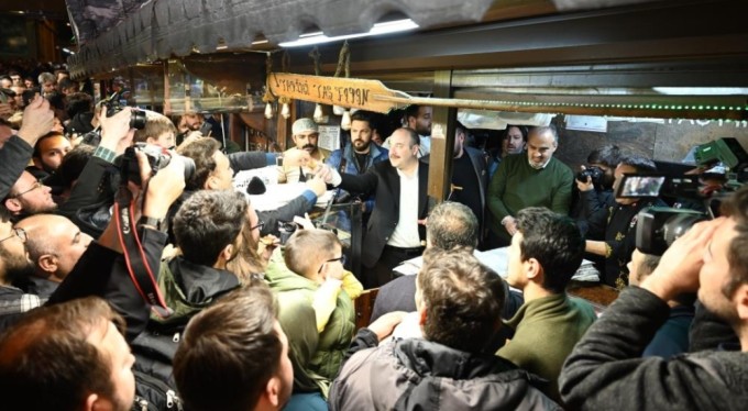 Bakan Varank Bursa'da gençlerle sahur yaptı