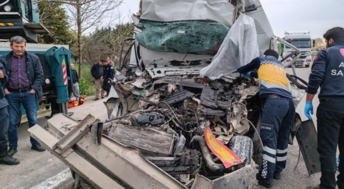 Bursa'da kamyonet tıra çarptı! 2 kişi can verdi