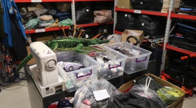 Bursa'da kayıp eşya bürosundan çıkanlar gülümsetti! Takma dişten dikiş makinesine...