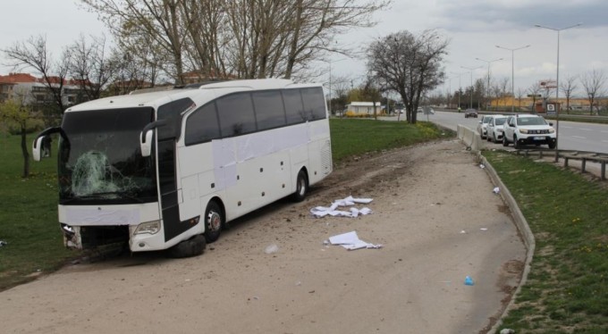 Yoldan çıkan yolcu otobüsündeki 17 kişi yaralandı