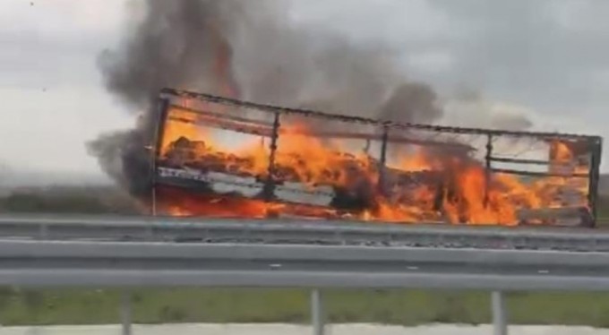 Seyir halindeki tırın dorsesinde yangın çıktı