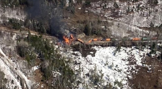 ABD'de raydan çıkan tehlikeli madde yüklü trende yangın