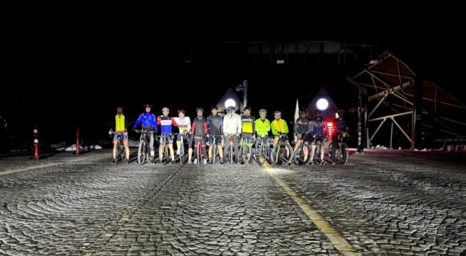 Bursa'da bisiklet tutkunları Uludağ'a pedal çevirdi