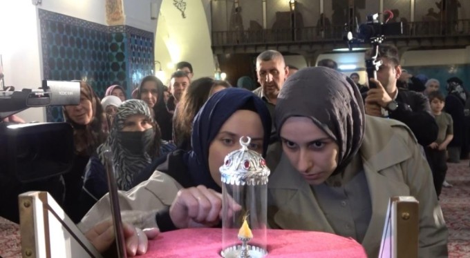 Bursa'daki asırlık camide Sakal-ı Şerif izdihamı