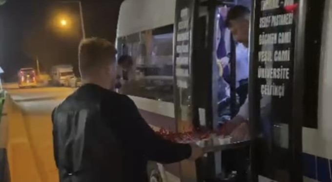Bursa'da otobüsleri durdurup yolculara helva ikram ettiler