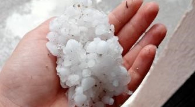 Bursa'da aniden bastıran dolu ve sağanak yağış hayatı felç etti