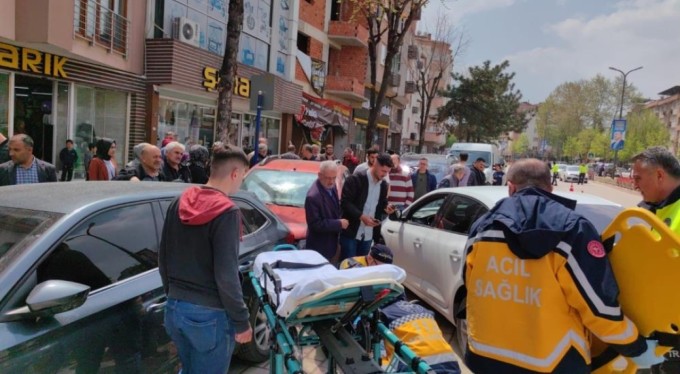 Bursa'da park halindeki araçlara çarptı! Ortalık savaş alanına döndü