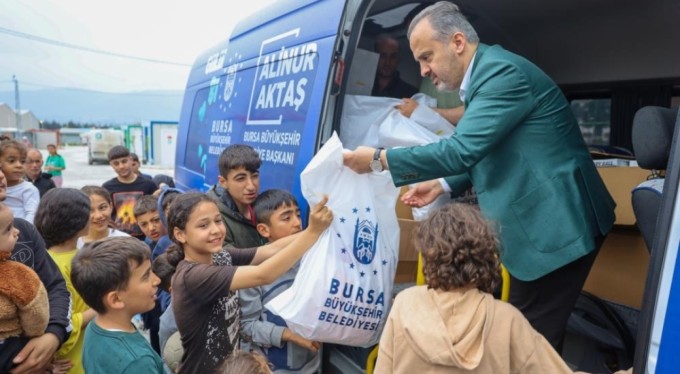 Başkan Alinur Aktaş Hatay'da... Küçük depremzedelerin bayramlık sevinci
