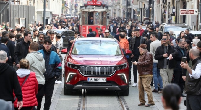 Bursa'nın yerli otosu Togg ile İstiklal turu