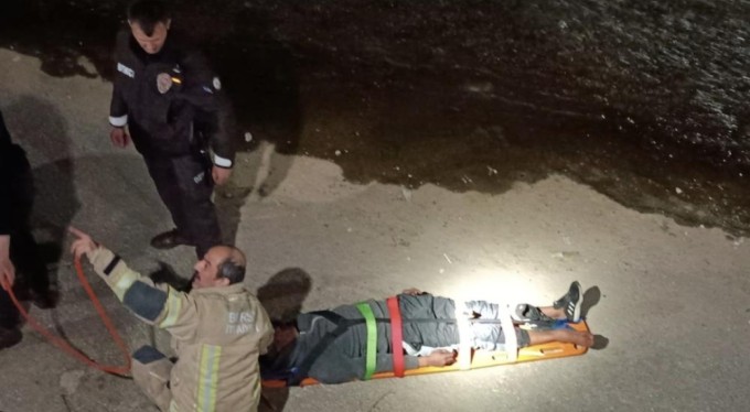 Bursa'da hırsızlık suçundan aranıyordu! kBekçilerden açarken dereye atlayınca...