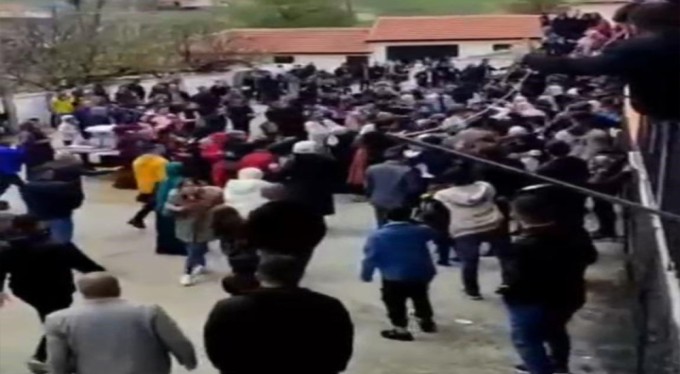 Bir yandan oynadılar, bir yandan kavga ettiler