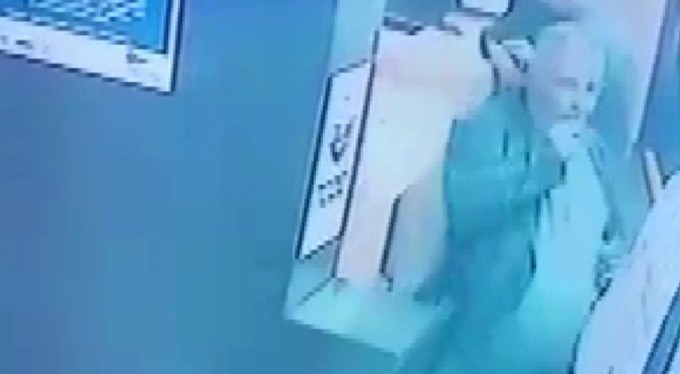 Ecel kraker yerken yakaladı