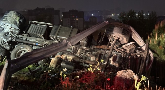 İplik yüklü kamyon ağaçlık alana devrildi