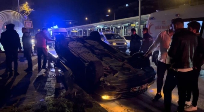 Bursa'da feci kaza! Çekicinin paletlerine çarpıp takla attı