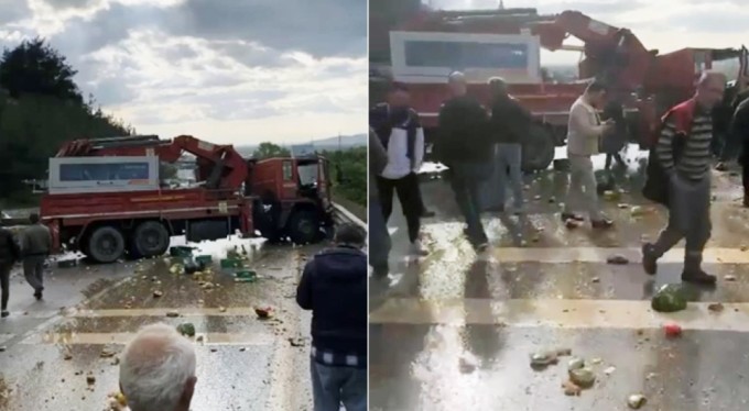 Bursa'da kasa kasa meyve ve sebze yola döküldü! Trafik saatlerce durdu