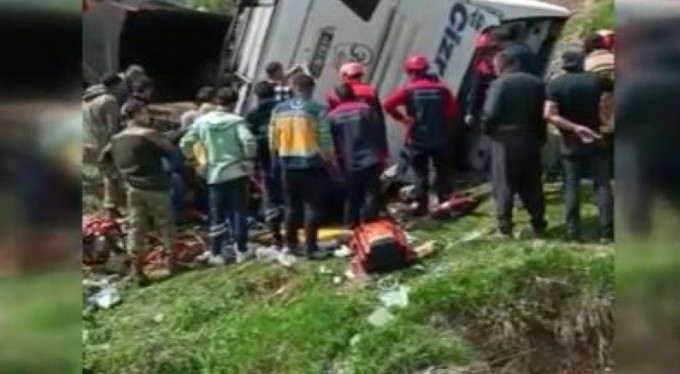 Askeri personel taşıyan otobüs devrildi! 2 şehit, 4 yaralı