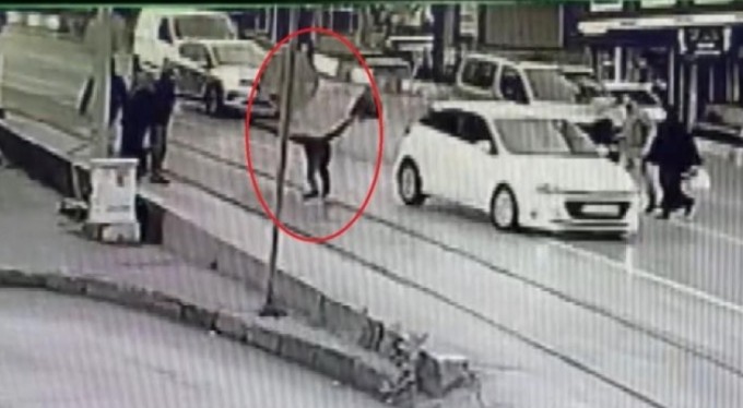 Bursa'da alt geçit kullanmayan yaya ölümden döndü! O anlar anbean kamerada