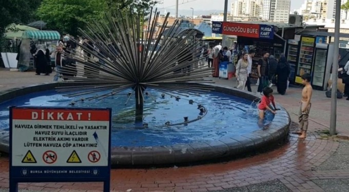 Bursa'da süs havuzunda tehlikeli oyun! Çocuklar böyle serinledi ama...