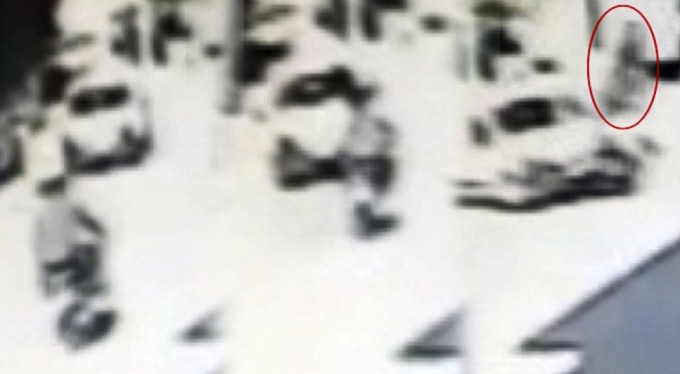 Görüntüler Bursa'dan... Bir anlık dalgınlıkla çarptığı motosikletli böyle savruldu