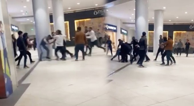 Bursa'da alışveriş merkezinde meydan muharebesi