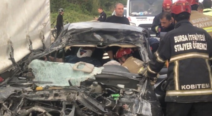Bursa'da korkunç son! Tıra ok gibi saplanan araçta can verdi