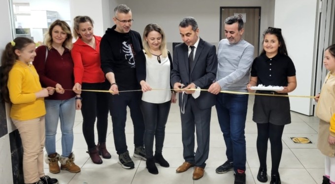 Bursa'da 10 yaşındaki Bade'den alkışlanacak hareket! Resimlerini depremzedeler için çizdi