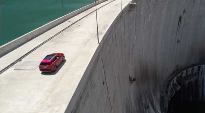 Türkiye'nin 2 dev eseri buluştu! Togg ve Deriner Barajı