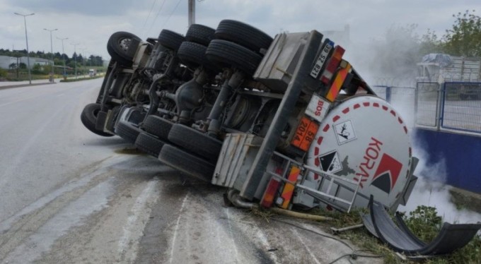 Kimyasal madde taşıyan tanker devrildi: