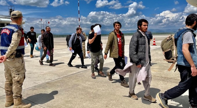 Çok sayıda Afgan göçmen sınır dışı edildi