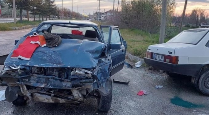 İki otomobilin çarpıştığı kazada çok sayıda yaralı