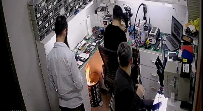 Çöpe atılan cep telefonu bataryası bomba gibi patladı