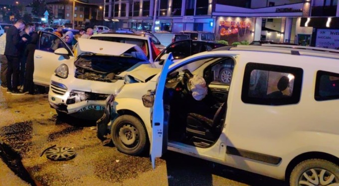 Bursa'da gece vakti korkutan kaza! Kafa kafaya çarptılar