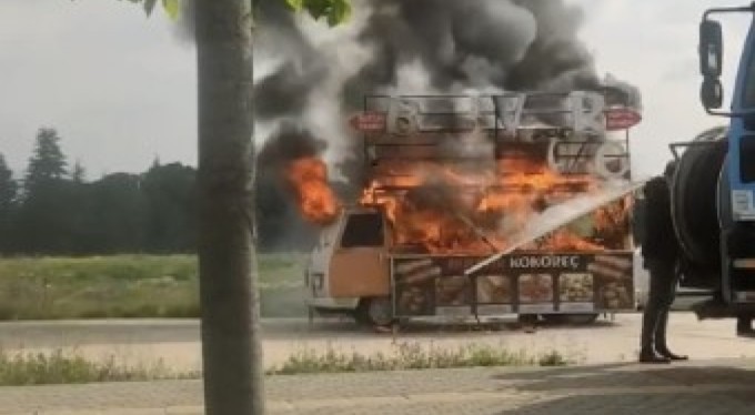 Bursa'da kokoreç aracı alev alev yandı