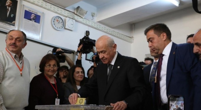 MHP Genel Başkanı Devlet Bahçeli, oyunu Ankara'da kullandı.