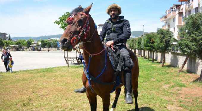 Oy kullanmaya atıyla geldi