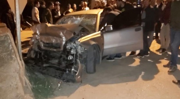 Bursa'da kontrolden çıkan araç beton duvara çarptı...