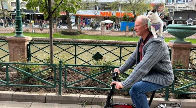 Boynunda kedisi ile tüm Türkiye'yi dolaşıyor