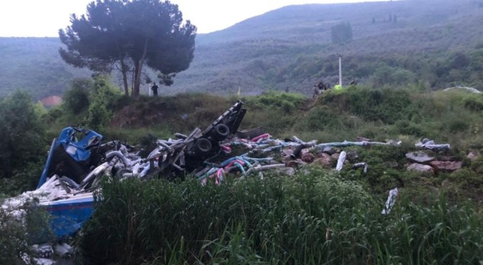 Bursa'da kontrolden çıkan tır dere yatağına düştü! Ölü var